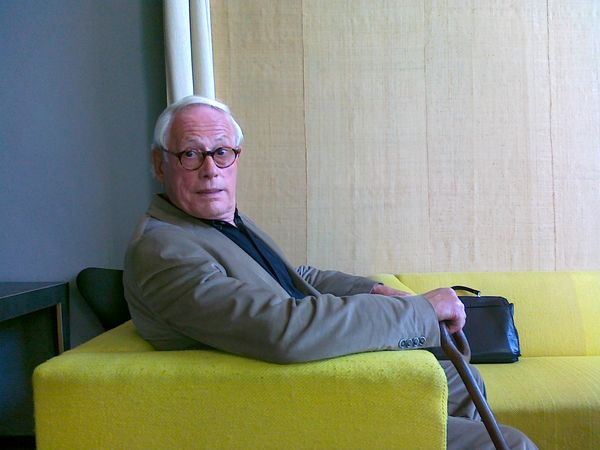 Design-Legende Dieter Rams war am 20. April unser Gast in der Ringvorlesung "Entwurfskulturen". Foto von Dieter Rams in einem Lehnstuhl im Gropiuszimmer des Hauptgebäudes der Universität.