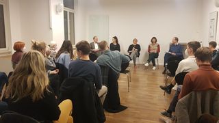 Publikum beim Stadtgespräch von hinten.