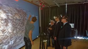 Die Visualisierung des Bauwerkes in einem 3D-Modell ermöglicht es den Forschern, den Zustand eines Bauwerkes nicht nur automatisiert, sondern zugleich deutlich detaillierter zu erfassen. (v.l.n.r: A. Kunert, Dr. D.-L. Koch, Prof. Dr. G. Morgenthal, W. Eichler, Foto: Bauhaus-Universität Weimar)