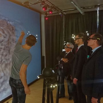 Die Visualisierung des Bauwerkes in einem 3D-Modell ermöglicht es den Forschern, den Zustand eines Bauwerkes nicht nur automatisiert, sondern zugleich deutlich detaillierter zu erfassen. (v.l.n.r: A. Kunert, Dr. D.-L. Koch, Prof. Dr. G. Morgenthal, W. Eichler, Foto: Bauhaus-Universität Weimar)