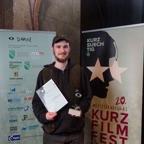Foto von Elia Zeißig mit Urkunde