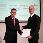Übergabe des GEFMA-Preises an Kai Janisch (rechts) durch den Sponsor, Geschäftsführer Harmut Voigt (links) von der ray Facility Management Group. (Frank Kiesewetter, Bauhaus-Universität Weimar)