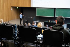 Studierende im Audimax während einer Vorlesung.