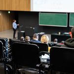 Studierende im Audimax während einer Vorlesung.