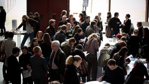 Gruppe von Menschen im Foyer des Audimax in der Universitätsbibliothek. Blick von oben.