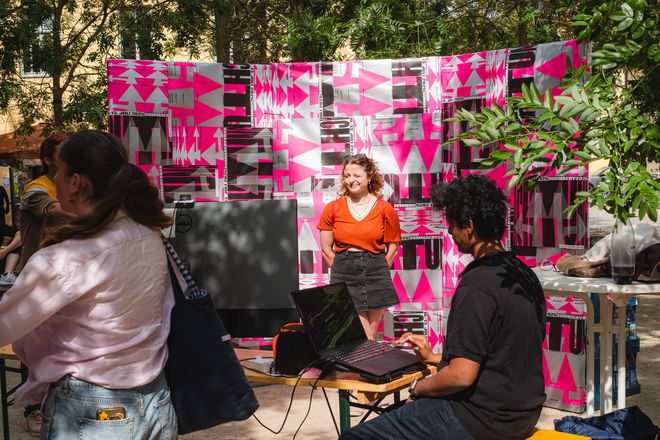 eine Person steht in der summaery-Fotobox