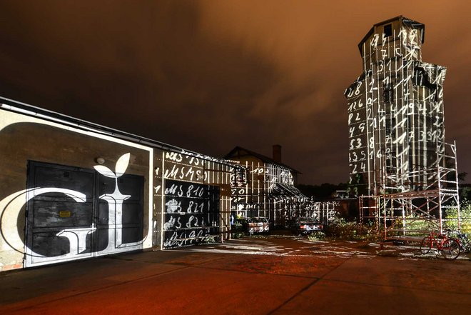 Fassadenprojektion/Illumination von Canan Yilmaz und HP Grossmann, Gaswerk Weimar im Rahmen des GENIUS LOCI WEIMAR Festivals