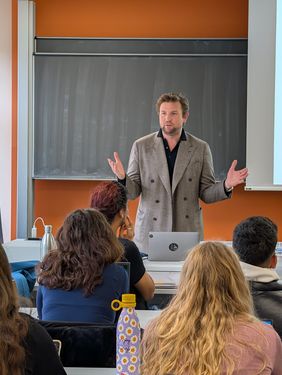 Juniorprofessor Nikolaus Seitz (Professur Entrepreneurship und Technologietransfer) coacht die internationalen Studierenden bei allen Fragen rund um das Thema Gründen. Bauhaus-Universität Weimar, Foto: Dana Höftmann