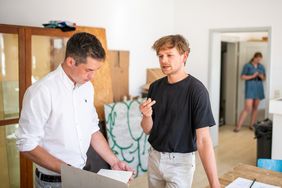 Tobias Grabowski (rechts) imGespräch mit dem Leiter des Fachkurses Sebastian Helm.