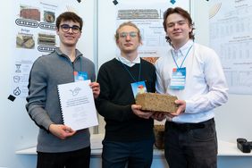 Einen zweiten 1. Platz in der Sparte »Jugend forscht« im Bereich Technik konnten Josef Kockelmann, Konstantin Sluka und Julius Hanke (v.l.n.r.) vom Albert-Schweitzer-Gymnasium Erfurt erzielen. Sie untersuchten in ihrem Projekt die bauphysikalischen Veränderungen an Lehmbausteinen unter Zugabe von organischen Materialien. Foto: Bauhaus-Universität Weimar/ Matthias Eckert