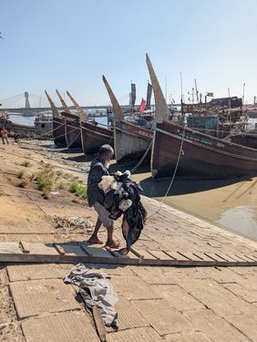 Von der Verpackung zur Ressource - und nicht zum Abfall im Fluss: Wie dieser Übergang gelingen kann, untersucht BLUE PRISM gemeinsam mit Partnern in Nepal und Bangladesch. Bauhaus-Universität Weimar, Foto: Senta Berner. 