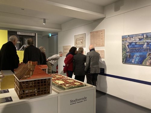 Interessierte Besucher*innen schauen sich die Ausstellung »Stadtwende« an.