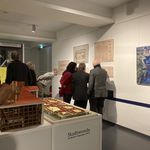 Interessierte Besucher*innen schauen sich die Ausstellung »Stadtwende« an.