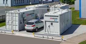 Elektrolyseanlage und Wasserstofftankstelle bei der Kyros Hydrogen Solutions GmbH in Neuhaus-Schierschnitz, einem der vier Stifter der Professur Energiesysteme. (Bildquelle: Kyros Hydrogen Solutions GmbH) Elektrolyseanlage und Wasserstofftankstelle bei der Kyros Hydrogen Solutions GmbH in Neuhaus-Schierschnitz, einem der vier Stifter der Professur Energiesysteme. (Bildquelle: Kyros Hydrogen Solutions GmbH)