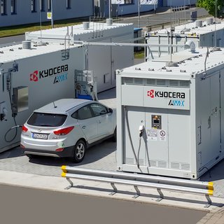Elektrolyseanlage und Wasserstofftankstelle bei der Kyros Hydrogen Solutions GmbH in Neuhaus-Schierschnitz, einem der vier Stifter der Professur Energiesysteme. (Bildquelle: Kyros Hydrogen Solutions GmbH)