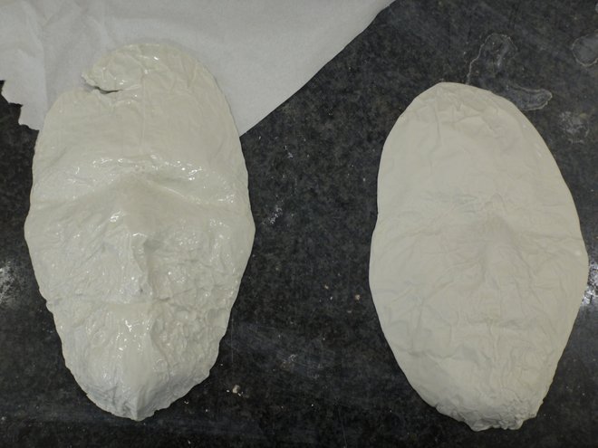 Porzellanmasken von Johannas Vater und Bruder