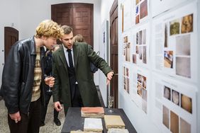 Zweiter Preis in der Kategorie Forschung: Vincent Hummelberger erläutert in der Ausstellung seine Thesis zur Oberflächenveredelung im Lehmtafelbau im Innen- und Außenbereich (Foto: Thomas Müller, Copyright: Bauhaus-Universität Weimar)