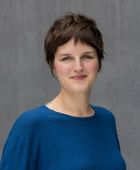 (c) Matthias Eckert Porträtfoto einer Frau mit blauem Pullover und kurzen braunen Haaren