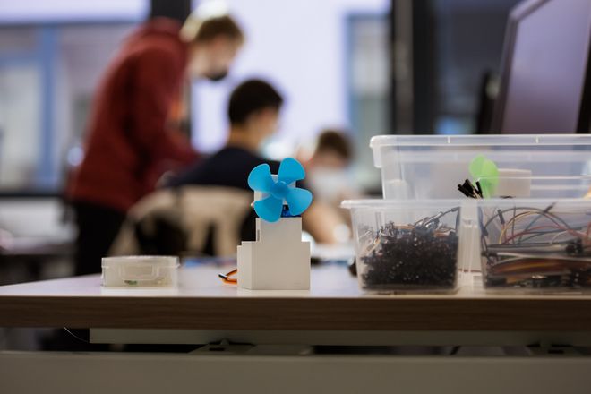 Die Aufgabe: Für dieses Windrad soll ein digitaler Zwilling erstellt werden. (Quelle: TU Ilmenau, Foto: Noel Richt)