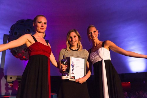 Kate Ledina nimmt auf der Fulldome-Festival-Gala im Jenaer Planetarium den Fulldome Audio Award entgegen. (Foto: Michael Schomann)