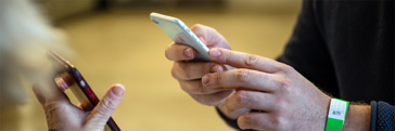 zwei Personen mit Smartphones in den Händen