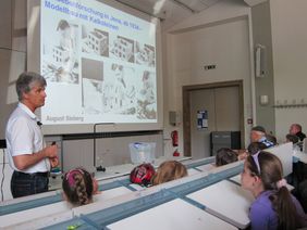 Mai 2011: Vorlesung im Rahmen der Kinder-Uni zum Thema: »Warum es (noch) keine Erdbeben-Vorhersage, aber Erdbeben-Frösche gibt?« (Foto: Jun.-Prof. Dr.-Ing. Lars Abrahamczyk, EDAC) Mai 2011: Vorlesung im Rahmen der Kinder-Uni zum Thema: »Warum es (noch) keine Erdbeben-Vorhersage, aber Erdbeben-Frösche gibt?« (Foto: Jun.-Prof. Dr.-Ing. Lars Abrahamczyk, EDAC)