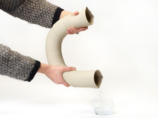 Person mit Karaffe 