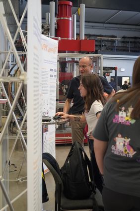 Zur summaery werden verschiedene Experimente u.a. zum Schwingungsverhalten von Tragkonstrukturen durchgeführt. Foto: Dana Höftmann