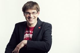 Prof. Dr. Florian Echtler, Juniorprofessor für Mobile Medien, präsentiert auf der CeBIT 2015 sein Projekt »Privacy-Aware Location Services«. (Bild: Guido Werner)
