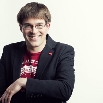 Prof. Dr. Florian Echtler, Juniorprofessor für Mobile Medien, präsentiert auf der CeBIT 2015 sein Projekt »Privacy-Aware Location Services«. (Bild: Guido Werner)