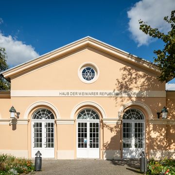 Außenansicht des Hauses der Weimarer Republik, wo die Veranstaltungsreihe »Medien und Demokratie im Umbruch« stattfinden wird. Foto: Thomas Müller