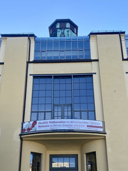Ansicht des Hauptgebäudes mit Banner