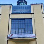 Ansicht des Hauptgebäudes mit Banner