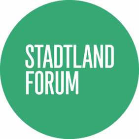 Logo (grüner Kreis mit weißer Schrift "StadtLandForum") des StadtLand Forums der IBA Thüringen. 