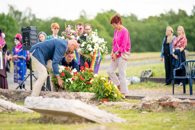 Mourners lay a wreath at the memorial stone for the »Pink Triangle Prisoners«