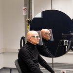 Prof. Andreas Mühlenberend beim Test des »BauhausUniVisor« vor dem Schlierenspiegel. Foto: Carolin Klemm