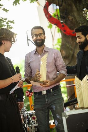 (c) Bauhaus-Universität Weimar/Thomas Müller Hayder Alsaad hält lächelnd den Lehrpreis in den Händen.