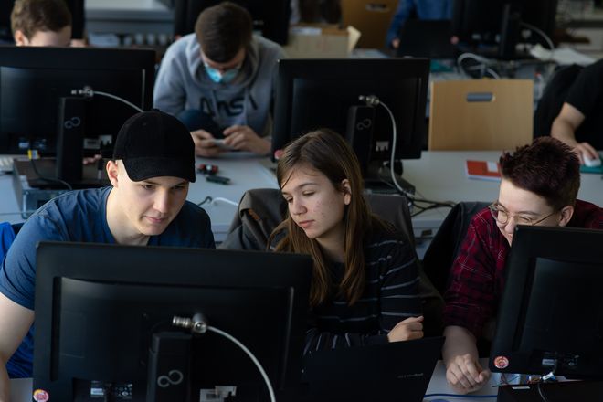 Die Teilnehmenden des Science Camps arbeiten intensiv an ihren Projekten. (Quelle: TU Ilmenau, Foto: Lukas Sthamer)