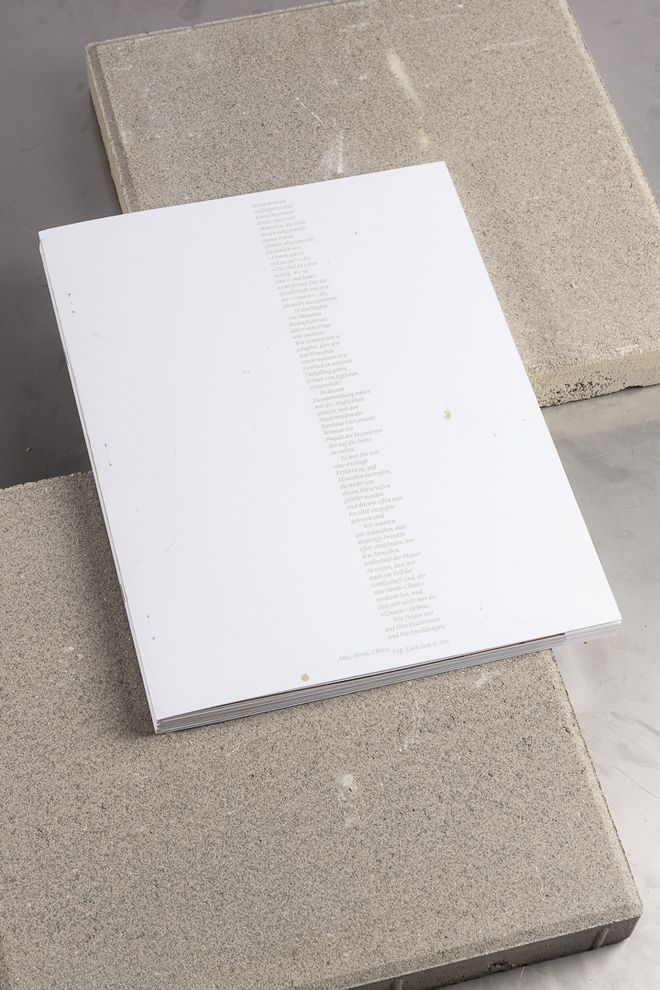 Publikation »Durch Fotografie keine Einsichten« liegt auf Betonplatten, Teil des Fotoprojekts mit inhaftierten Frauen der JVA Chemnitz