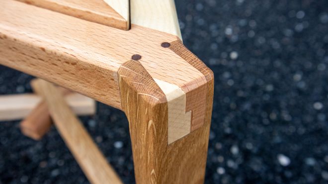 Hocker mit Detailverbindung
