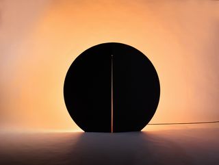 "Orb" verwendet das Prinzip der indirekten Farbe: der kreisförmige Reflektor des Leuchtobjektes verteilt das Licht das auf seine farbige Rückseite scheint an umgebende Flächen, die in einem warmen Farbverlauf als Raum im Raum hervorgehoben werden.