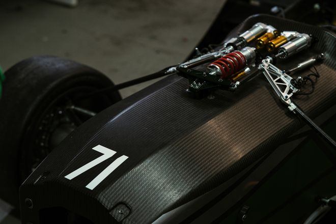 Der Verein »Team Startcraft« stellt sich vor. Er besteht aus Studierenden der Technischen Universität Ilmenau, die einen einsitzigen »Formula Style« Rennwagen bauen, um in den Formula Student Electric und Driverless Wettbewerben teilzunehmen. (Quelle: TU Ilmenau, Foto: Lukas Sthamer)
