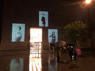 Das Porträt von Tina Meinhardt wird zusammen mit zwei weiteren Porträts aus Larissa Barths Fotoserie walter ≠ bauhaus auf die Fassade des Bauhaus-Museums Weimar projiziert.