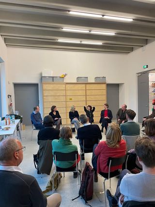 Foto vom Gesprächskreis währen dem Weimarer Stadtgespräch zum Thema "Radentscheid: Weimar an der Weggabelung".