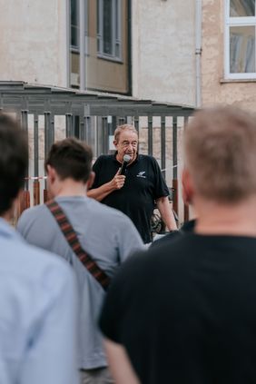 Prof. Horst Michael Ludwig leitet das F.A. Finger-Institut für Baustoffkunde und nutzt das Sommerfest, um einen Einblick in Forschung und Lehre zu geben. Foto: Jan Mielke