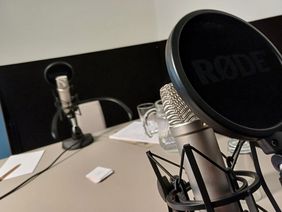 Der Podcast »Zwischen Magie und Handwerk« wird in einem Aufnahmestudio an der Bauhaus-Universität Weimar aufgenommen. Foto: Laura Khachab