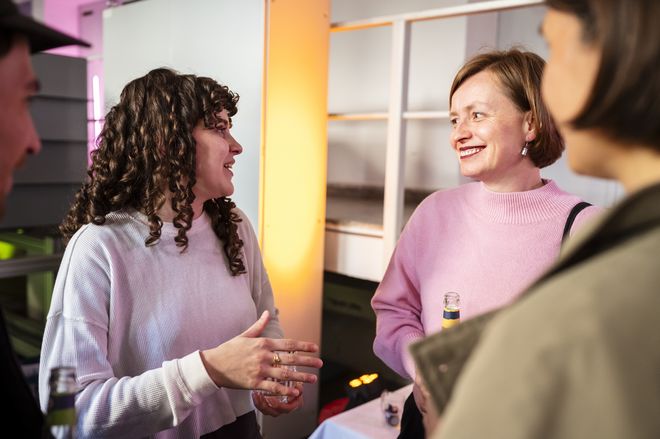 Dr. Ulrike Kuch im Gespräch bei der Auftaktveranstaltung