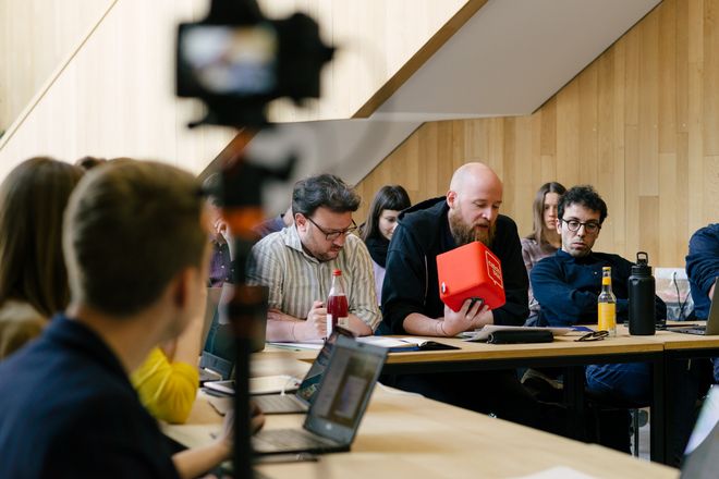 Workshop mit Prof. Jane Bennett in der Lounge der Universitätsbibliothek mit Angehörigen des Graduiertenkollegs Medienanthropologie am 25. Mai 2023 (Foto: Bauhaus-Universität Weimar/ Dominique Wollniok)