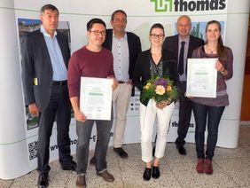 v.l.n.r.: Dipl.-Kfm. Eckhardt Thomas (Thomas Gruppe), Sebastian Heine, Prof. Horst-Michael Ludwig (FIB), Anne-Kathrin Hackel, Dipl.-Ing. Heiko Theuerkauf (dornburger zement), Luise Göbel (Foto: Bauhaus-Universität Weimar) v.l.n.r.: Dipl.-Kfm. Eckhardt Thomas (Thomas Gruppe), Sebastian Heine, Prof. Horst-Michael Ludwig (FIB), Anne-Kathrin Hackel, Dipl.-Ing. Heiko Theuerkauf (dornburger zement), Luise Göbel (Foto: Bauhaus-Universität Weimar)