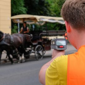 Person richtet Radarpistole auf Pferdekutsche